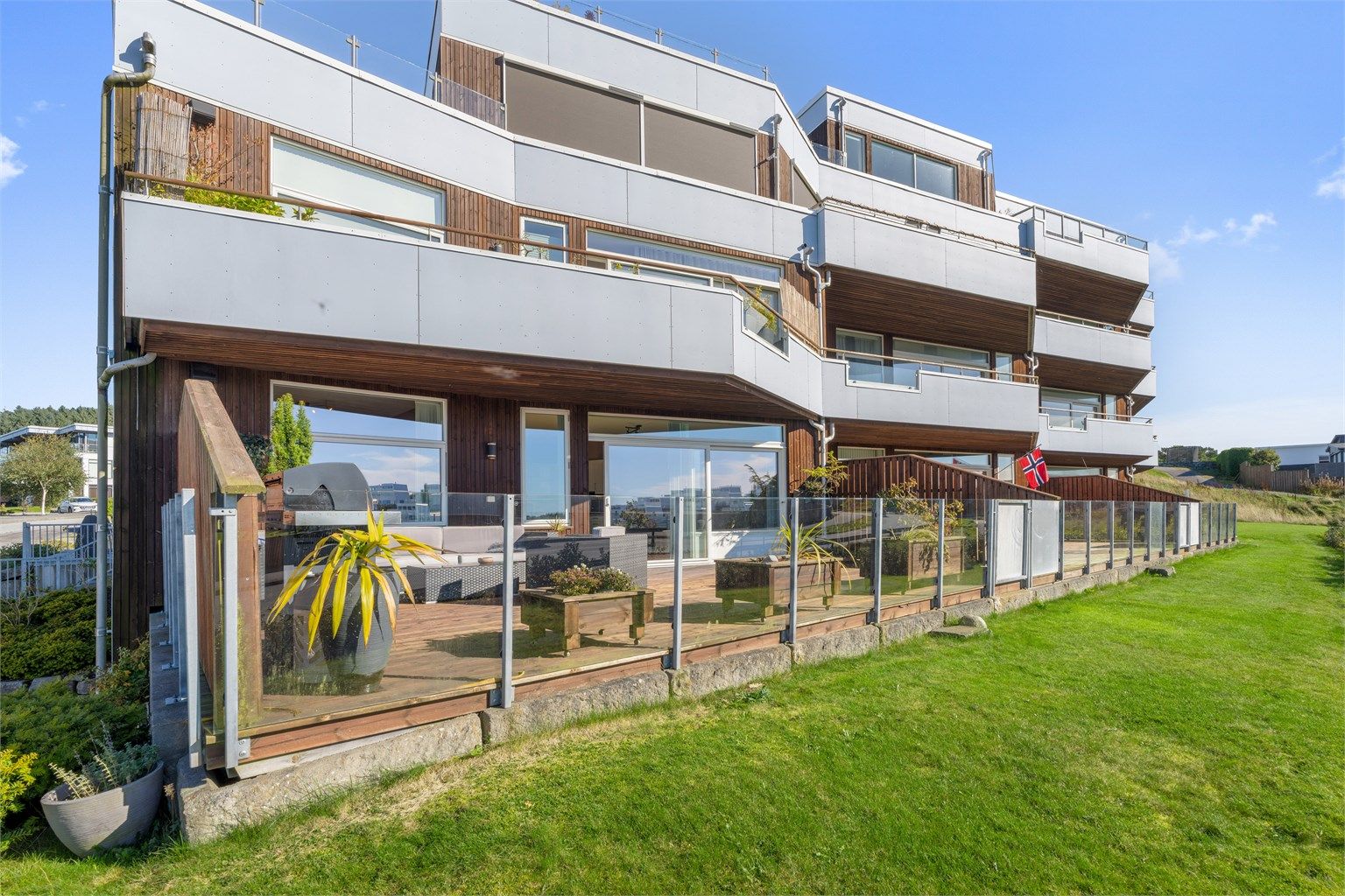 Velkommen til Kjerrberg terrasse 2, presenteres av Dardan Shabi v/Eiendomsmegler Krogsveen. Foto: Nordbø Foto