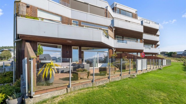 Velkommen til Kjerrberg terrasse 2, presenteres av Dardan Shabi v/Eiendomsmegler Krogsveen. Foto: Nordbø Foto
