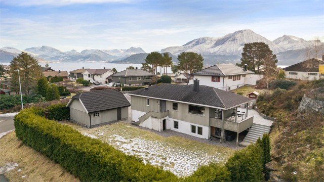 Dronebilde av eiendommen tatt fra nrodvest