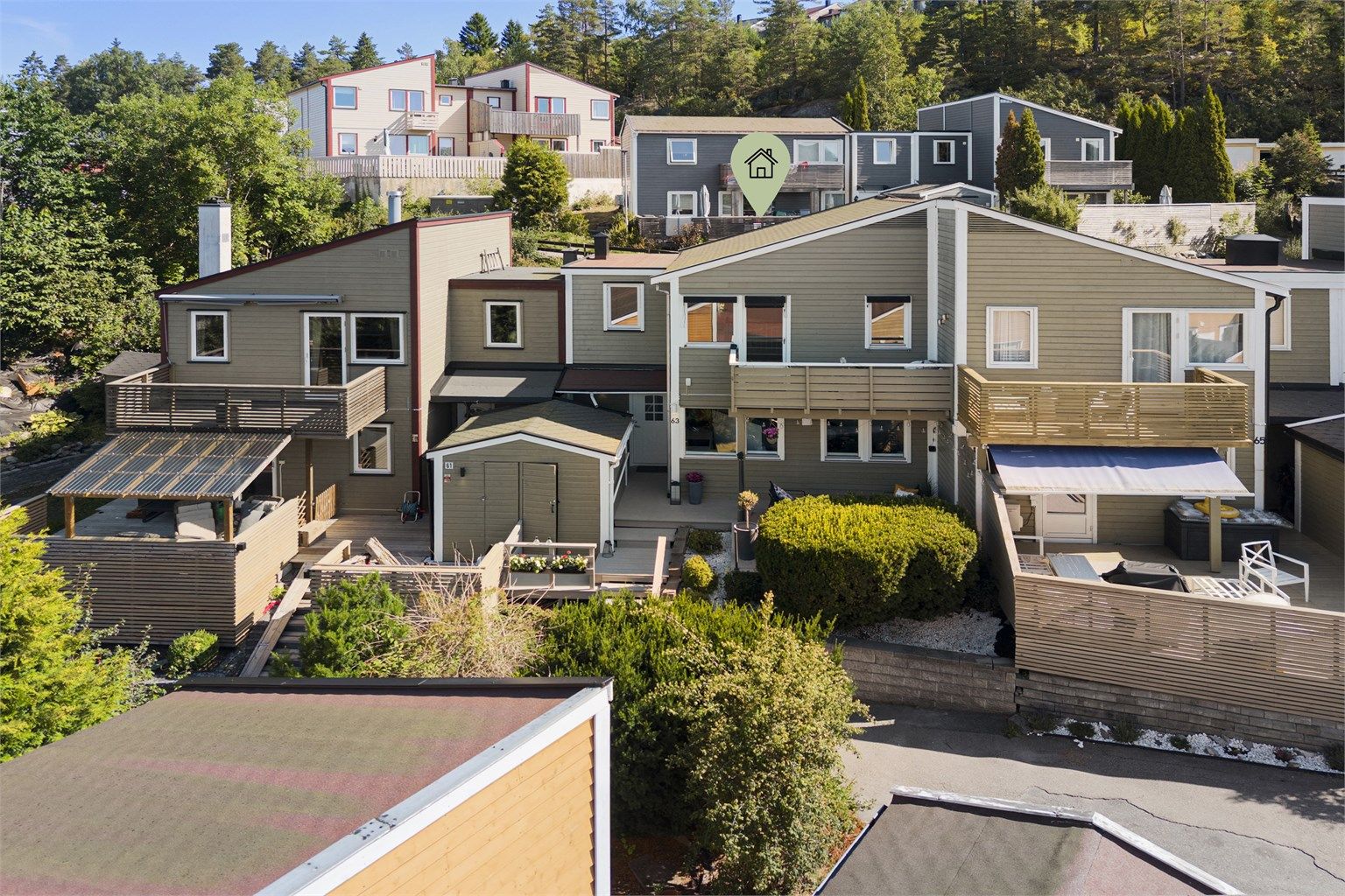 Rekkehuset ligger i et veletablert og attraktivt boligområde på Langhus.