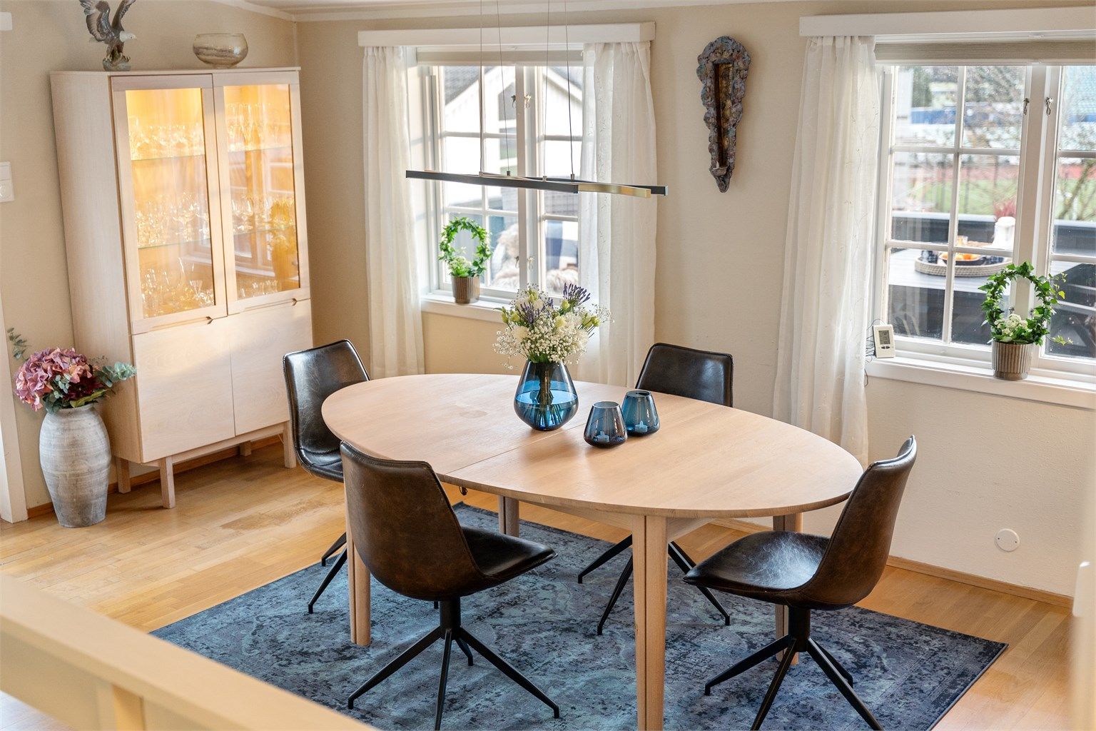 Flere vinduer sørger for en lys og luftig atmosfære i spisestuen.