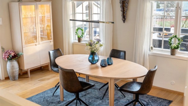 Flere vinduer sørger for en lys og luftig atmosfære i spisestuen.