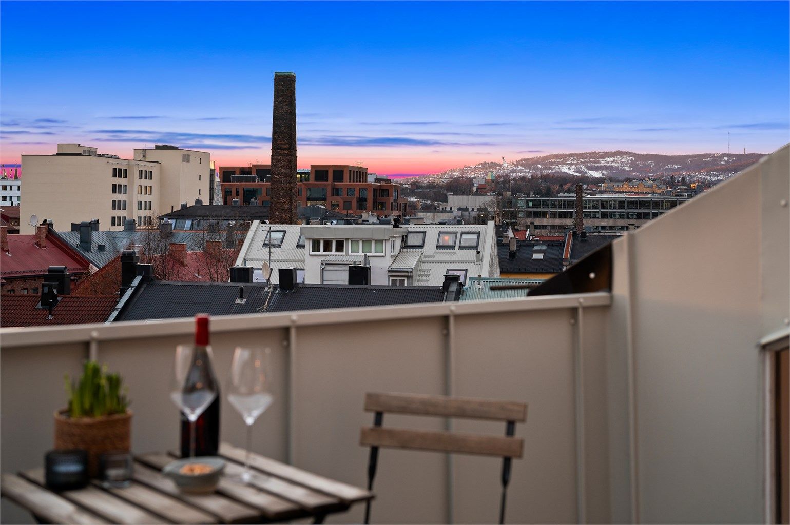 Takterrassen har god plass til utemøbler for å nyte lange kvelder utendørs.