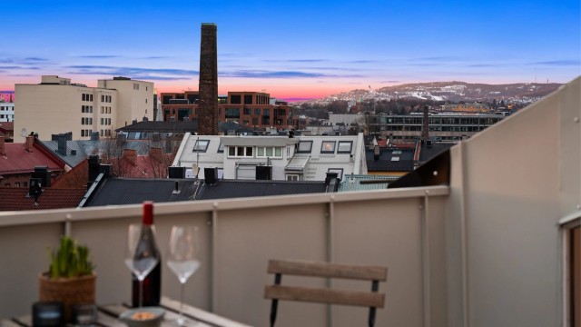 Takterrassen har god plass til utemøbler for å nyte lange kvelder utendørs.