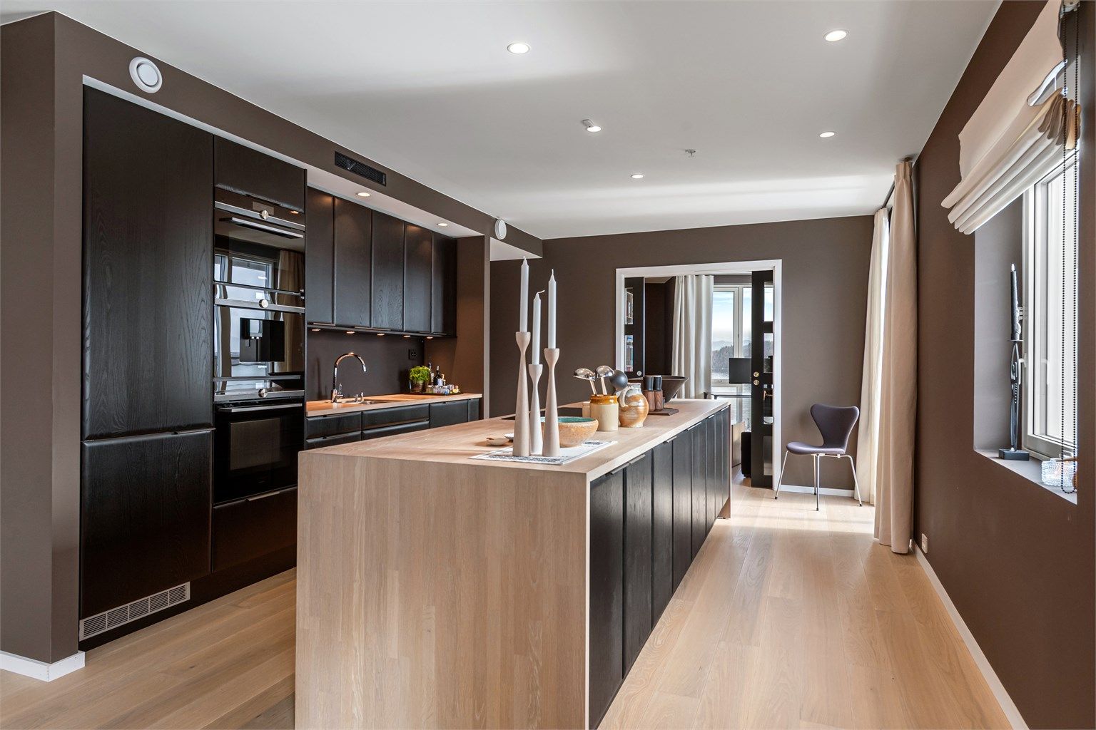 Kjøkkenet har innredning fra Norema med mørke fronter og benkeplate av heltre. Stor og praktisk kjøkkenøy med gode arbeidsforhold og lagringsmuligheter. Spotter i tak