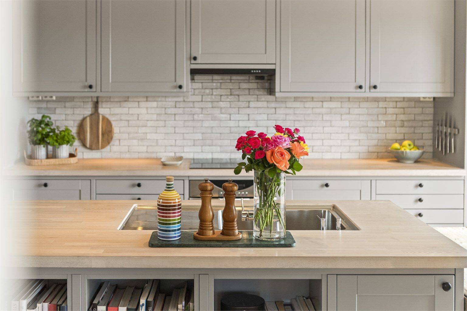 Kjøkkenøya med benkeplate i tre gir ekstra arbeidsflate og en sosial sone på kjøkkenet.