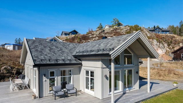 Eiendommen har en romslig tomt opparbeidet med plen, terrasse og gruset innkjørsel hvor det er gode parkeringsmuligheter