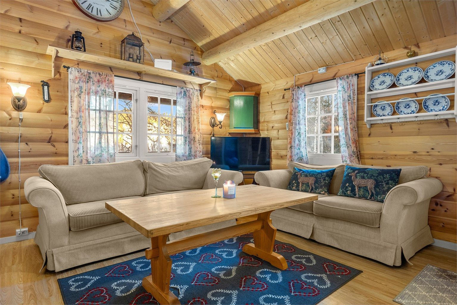 Store vindusflater slipper naturen inn og gir rommet godt med dagslys – her sitter du tett på omgivelsene.