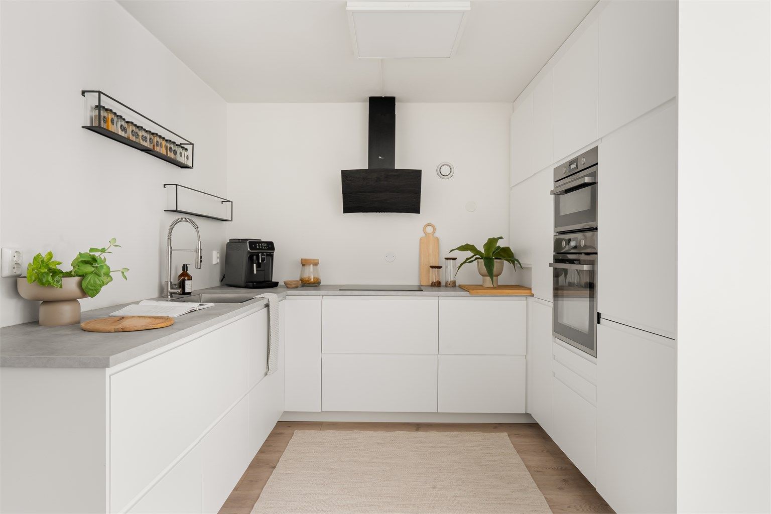 Praktisk U-formet kjøkken fra IKEA, installert i 2019.