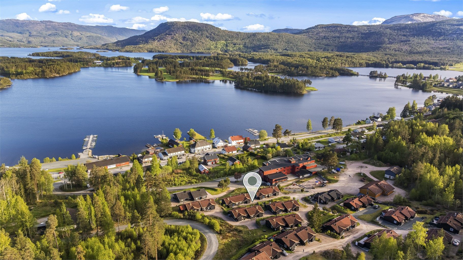 Eiendommen har en sentral, men tilbaketrukket beliggenhet i Vrådal.