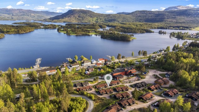 Eiendommen har en sentral, men tilbaketrukket beliggenhet i Vrådal.