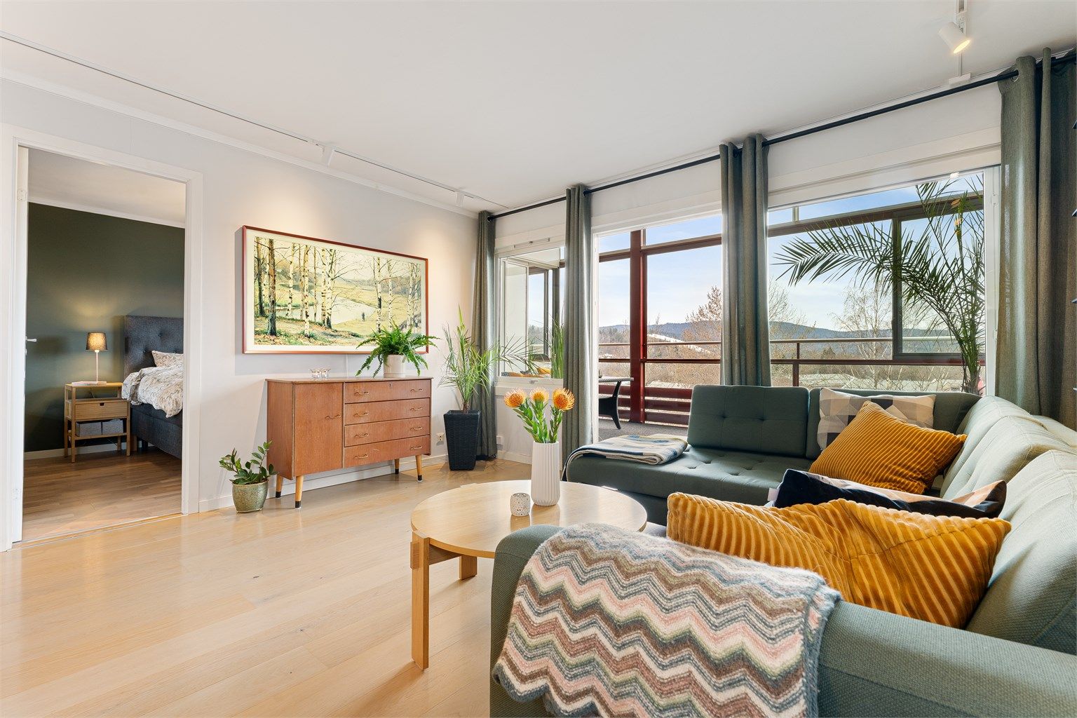 Den gjennomgående planløsningen gir siktlinjer fra stuen mot både soverom og entré.