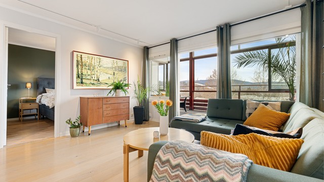 Den gjennomgående planløsningen gir siktlinjer fra stuen mot både soverom og entré.