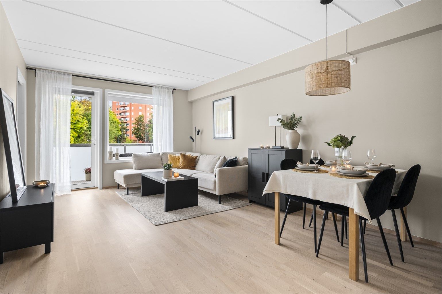  Det er rikelig med lysinnslipp fra store vindusflater som skaper en luftig atmosfære i boligen. 