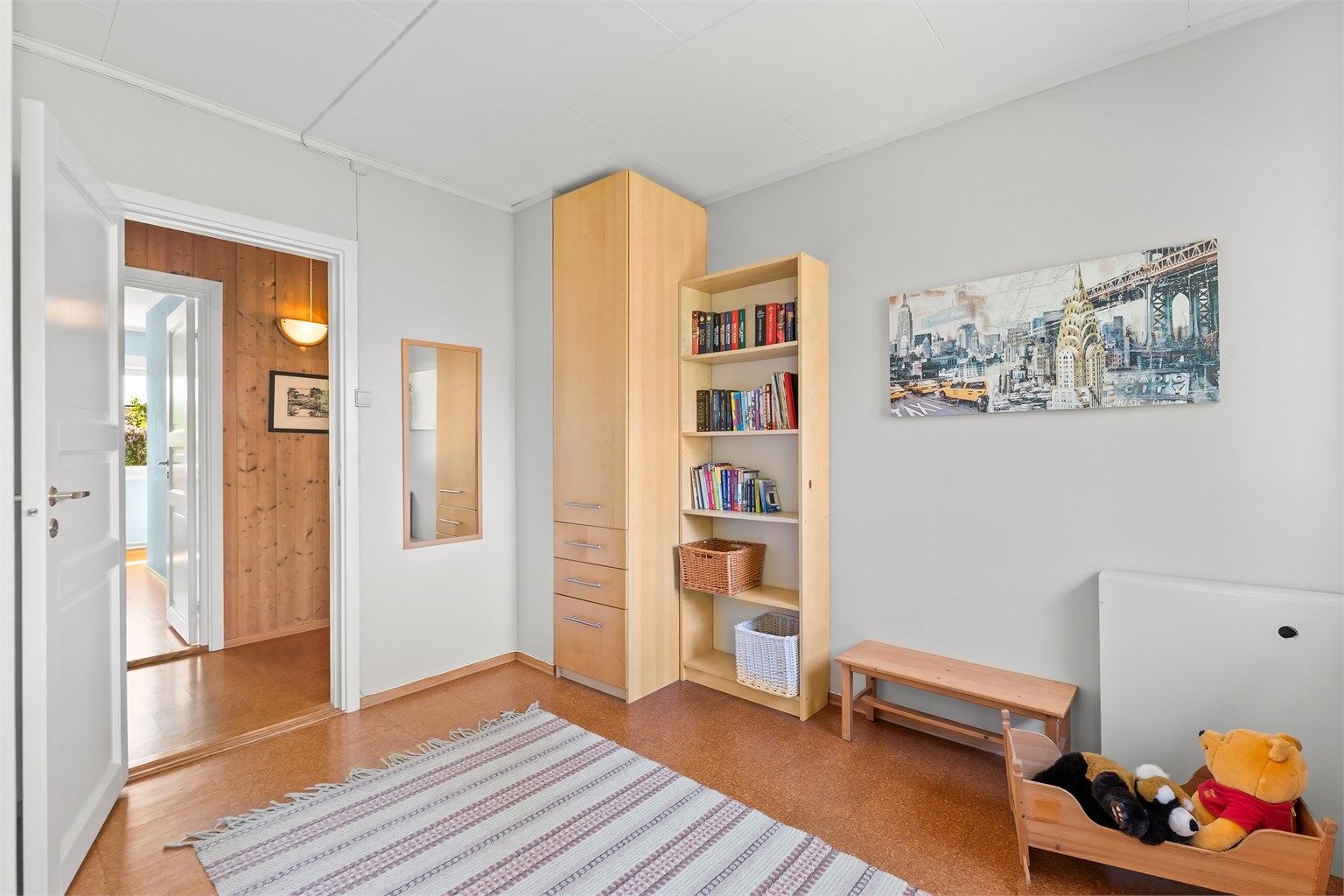 Soverom med plass til seng, garderobe og arbeidsplass.