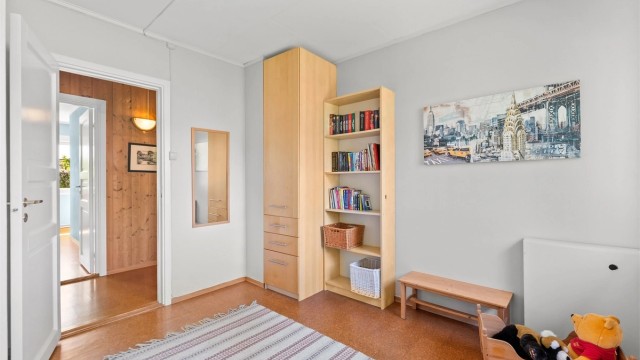 Soverom med plass til seng, garderobe og arbeidsplass.