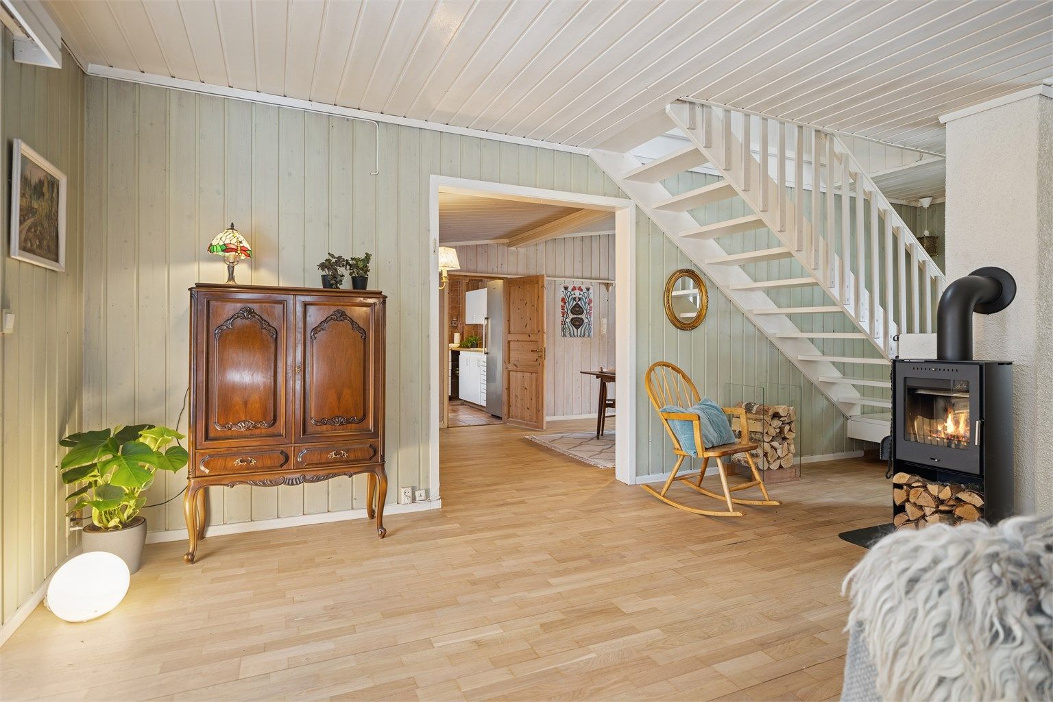 Stue, spisestue og kjøkken ligger på rad og rekke i en delvis åpen løsning som gir en naturlig og god flyt mellom rommene. 