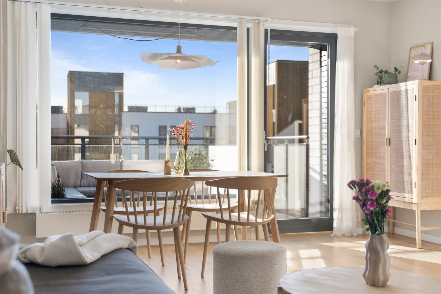 Fra stuen har man store vinduer med mye lys og utgang til stor balkong på 9 kvm. 