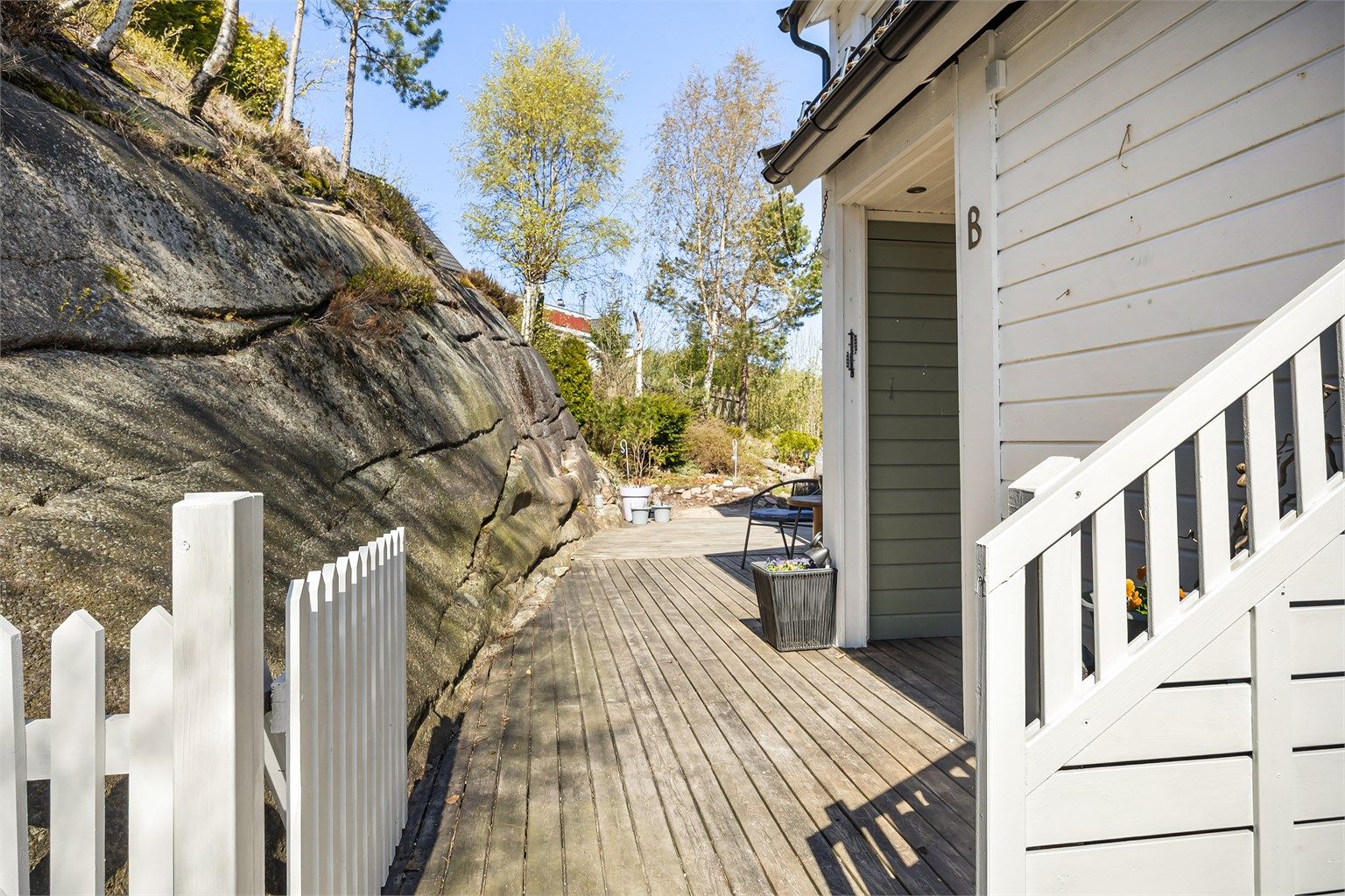 En av flere uteplasser på eiendommen, perfekt for å finne både sol og svalende skygge.