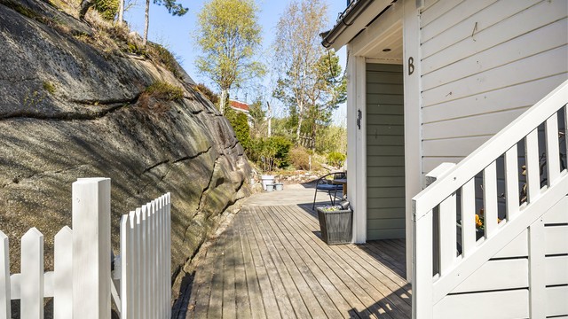 En av flere uteplasser på eiendommen, perfekt for å finne både sol og svalende skygge.