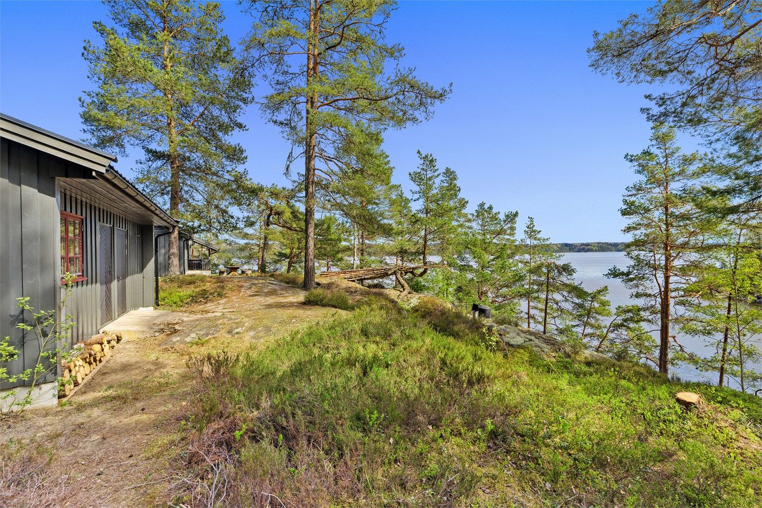 Området rundt annekset og hytta er forholdsvis flatt på den ellers kupperte tomten