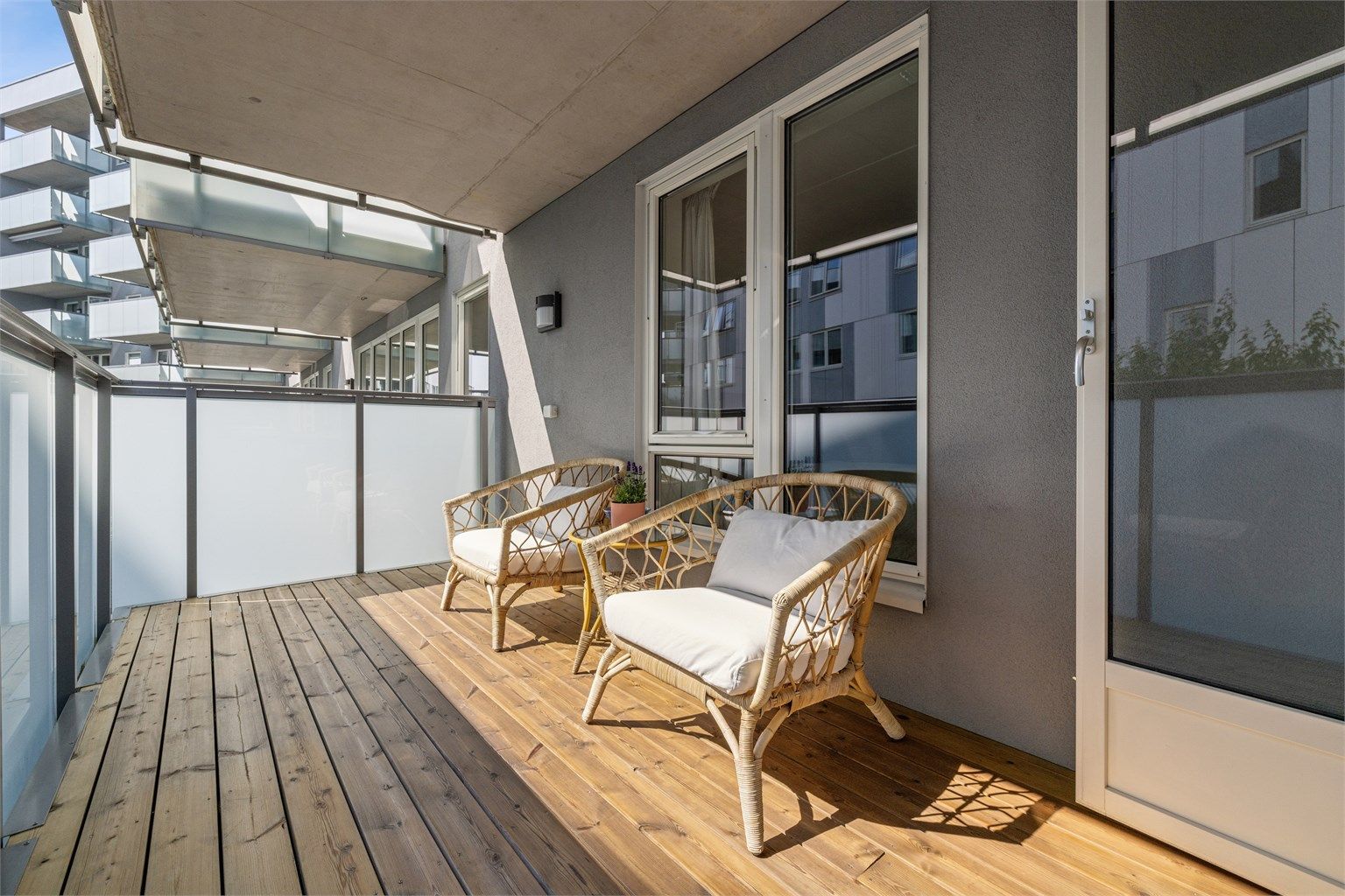 Fra stuen er det utgang til en romslig balkong på ca. 10 m² som vender mot et skjermet gårdsrom.
Foto: EFKT