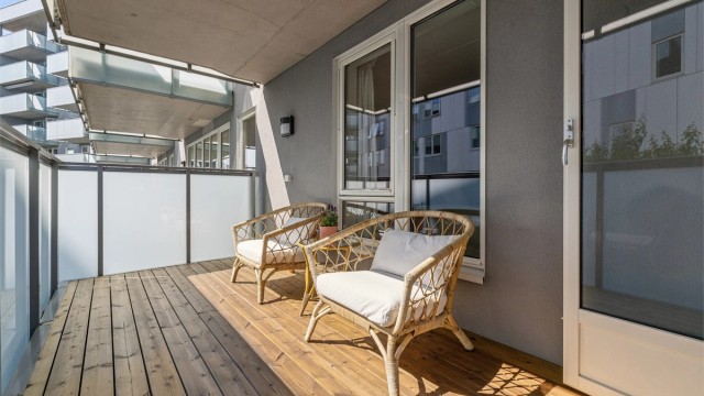 Fra stuen er det utgang til en romslig balkong på ca. 10 m² som vender mot et skjermet gårdsrom.
Foto: EFKT