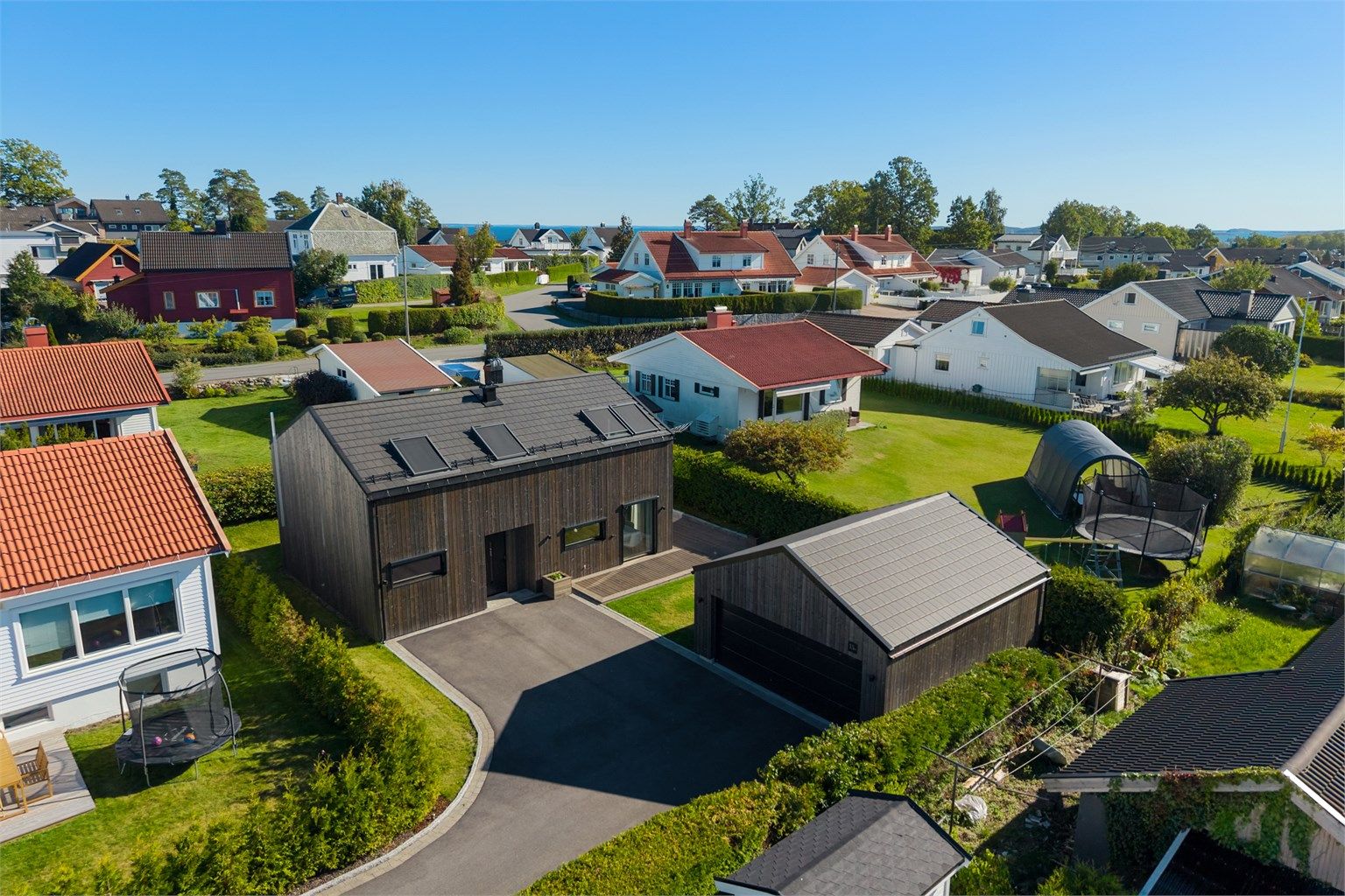 Rolige omgivelser med kort vei til både sjøen, skoler og servicetilbud.
