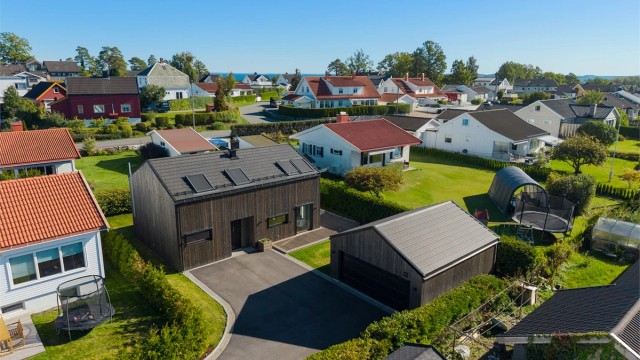 Rolige omgivelser med kort vei til både sjøen, skoler og servicetilbud.