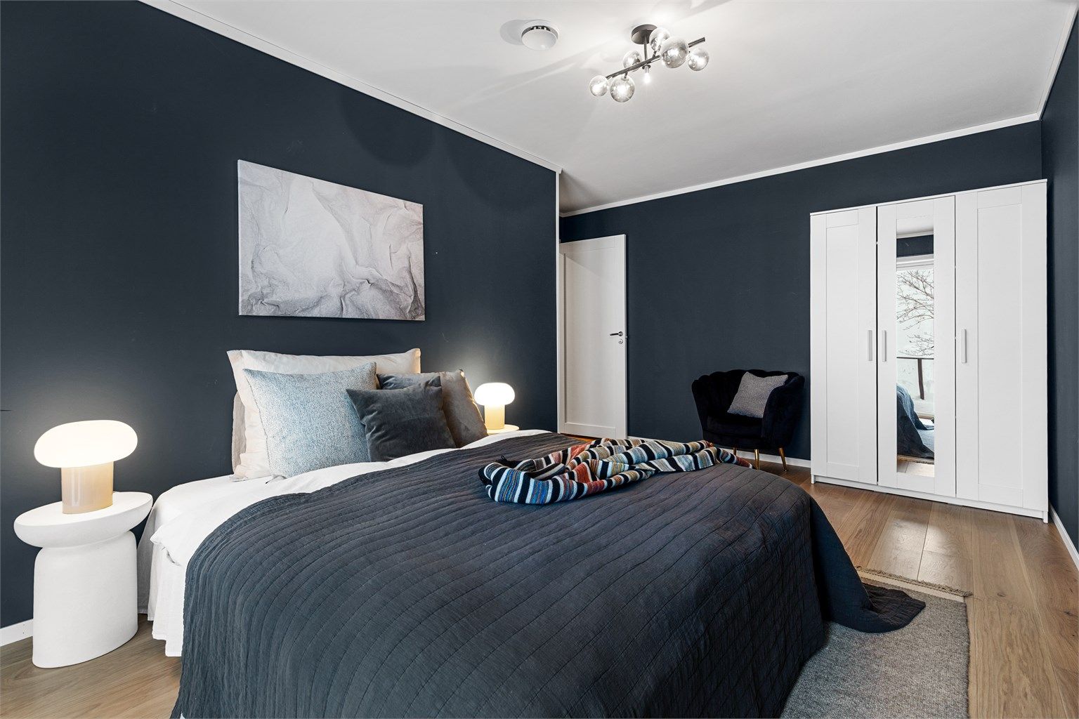 I underetasjen er det 3 soverom. Hovedsoverommet har god plass til dobbeltseng med nattbord på hver side og garderobeskap. Herfra er det utgang til terrassen.