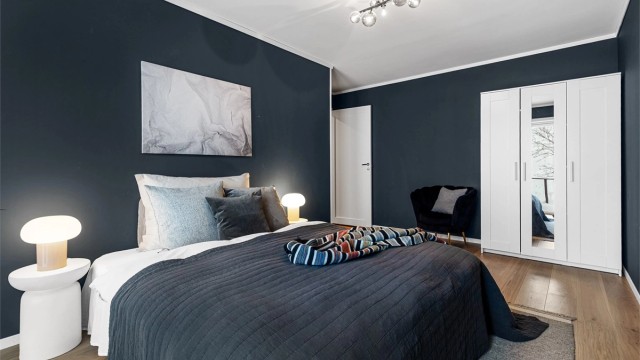 I underetasjen er det 3 soverom. Hovedsoverommet har god plass til dobbeltseng med nattbord på hver side og garderobeskap. Herfra er det utgang til terrassen.