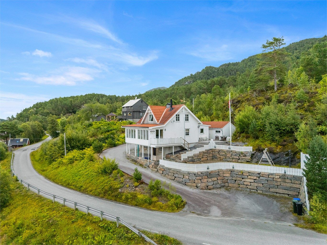 Eiendommen ligger flott til i grønne og landlige omgivelser, med en lun og tilbaketrukket plassering nær sjøen.