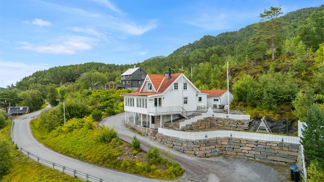 Eiendommen ligger flott til i grønne og landlige omgivelser, med en lun og tilbaketrukket plassering nær sjøen.