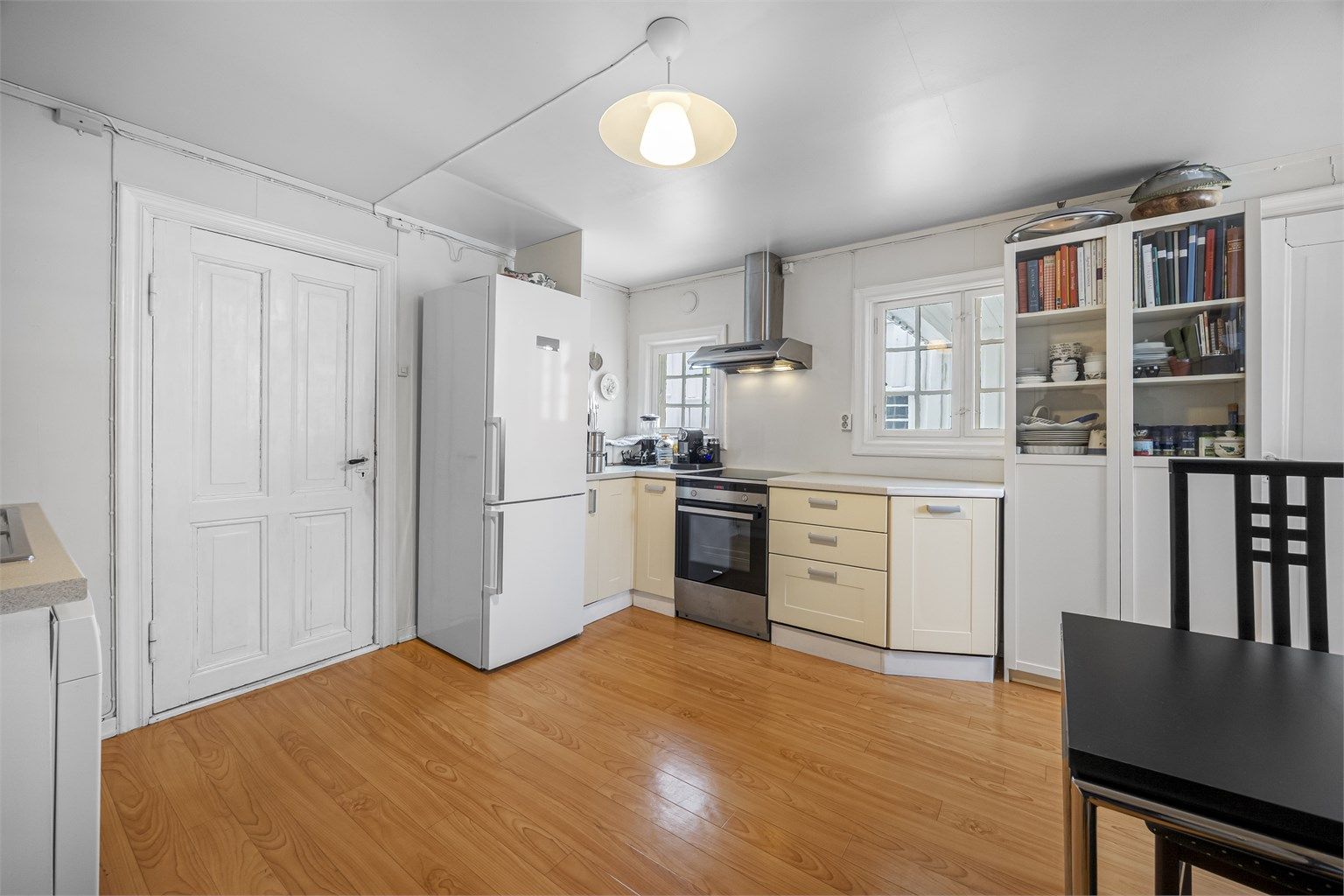 Fra kjøkkenet i 1 etg. er det adkomst til råkjeller via luke i gulvet. 