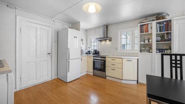 Fra kjøkkenet i 1 etg. er det adkomst til råkjeller via luke i gulvet.