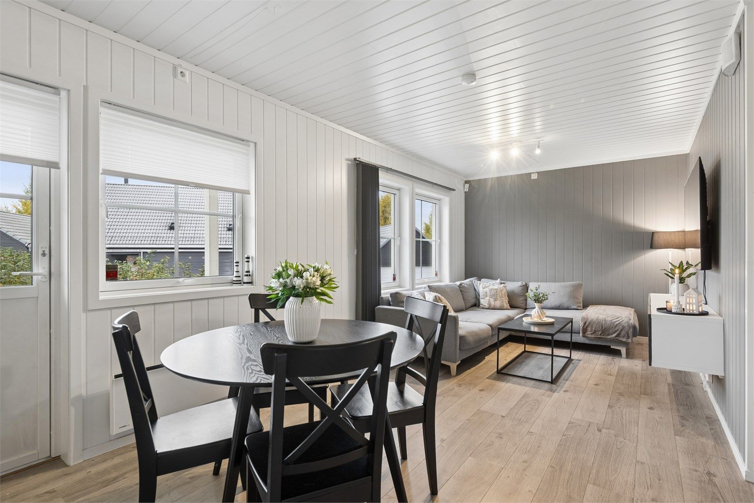 Stuen har en god utforming med plass til både sofagruppe og spisebord.
