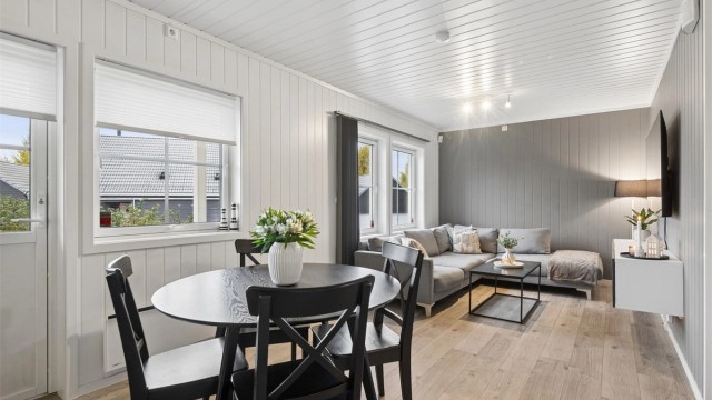 Stuen har en god utforming med plass til både sofagruppe og spisebord.