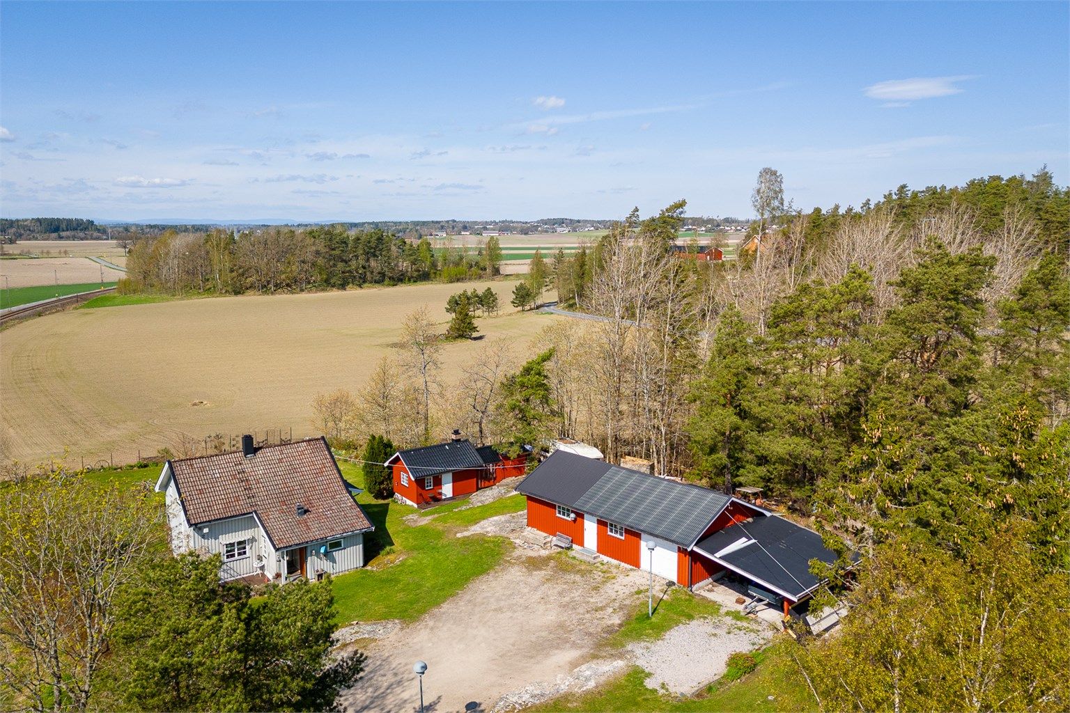 Her har du alle muligheter til å leve tett på naturen og skape et hjem med plass til både ro og aktivitet. Rikelig med parkeringsmuligheter på egen tomt. 