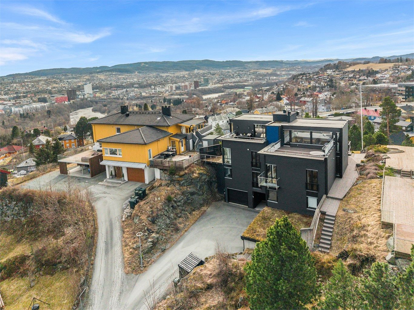  I tillegg ligger Rema 1000 Byåsen og Byåsen butikksenter omtrent 13 minutters gange fra boligen, med flere servicetilbud som frisør og andre butikker. 