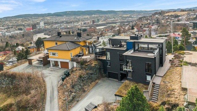 I tillegg ligger Rema 1000 Byåsen og Byåsen butikksenter omtrent 13 minutters gange fra boligen, med flere servicetilbud som frisør og andre butikker.