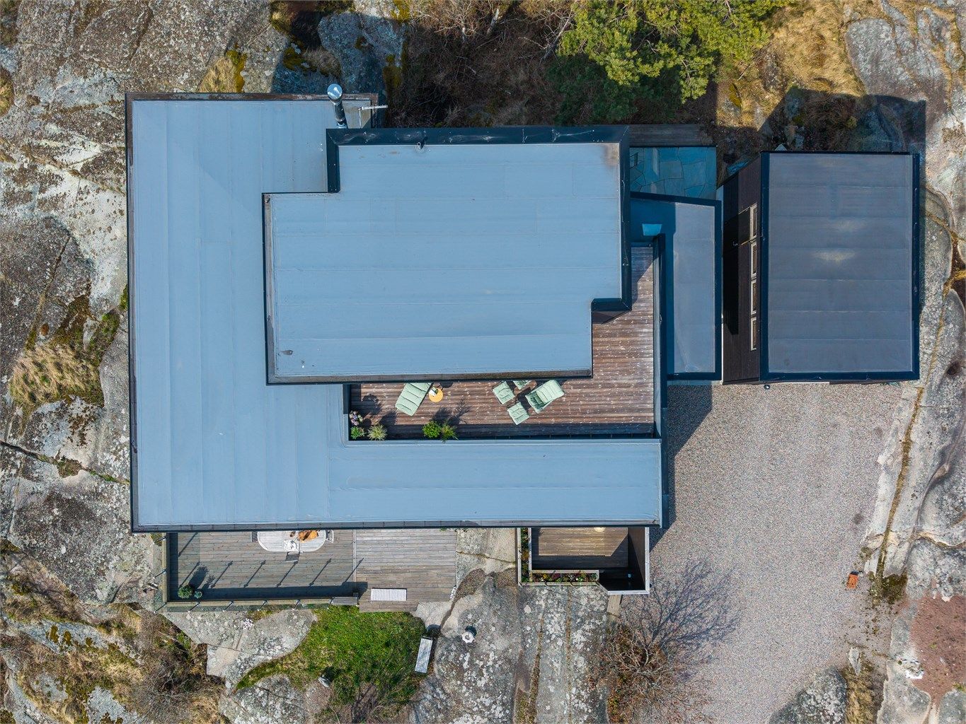 Boligen og garasjen sett ovenfra.