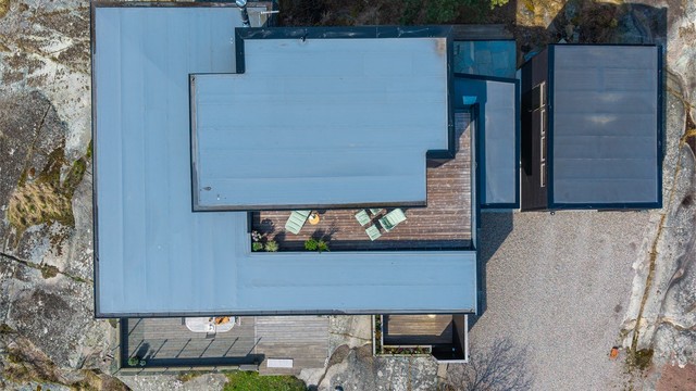 Boligen og garasjen sett ovenfra.