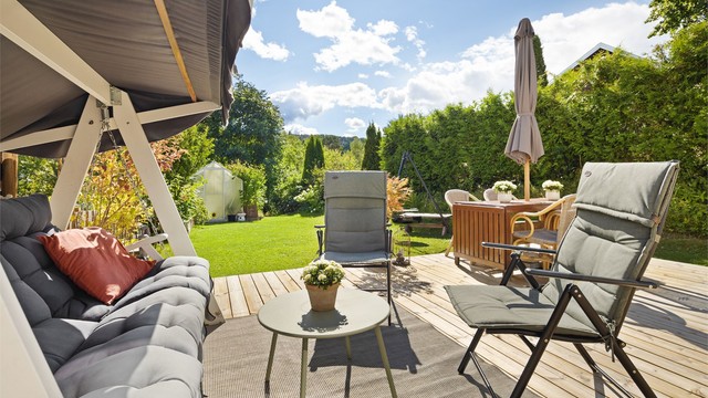 Terrassen har god plass til flere sittegrupper og vender mot sør.