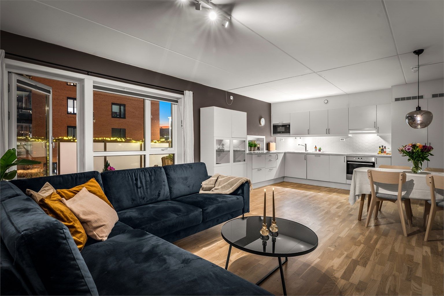 Leilighetens gode planløsning noe av det beste med boligen, samt fasiliteter som 2 bad, 3 soverom, heis, garasje og balkong.