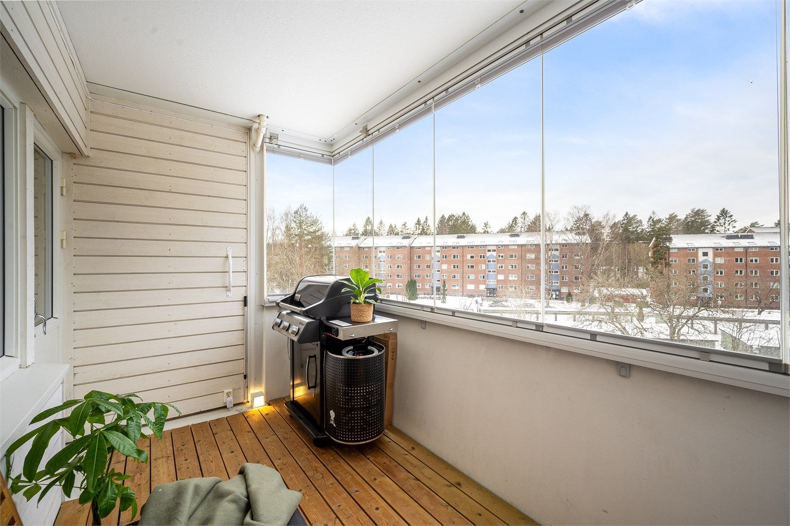Balkongen har god plass til grill og utemøbler.