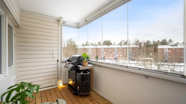 Balkongen har god plass til grill og utemøbler.