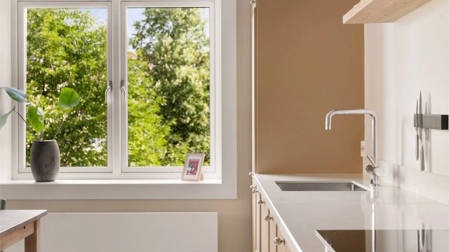 Kjøkkenet er godt utstyrt med integrerte hvitevarer som kjøleskap med fryser, komfyr, oppvaskmaskin og induksjonstopp. I tillegg er det installert vaskemaskin bak kjøkkenskap