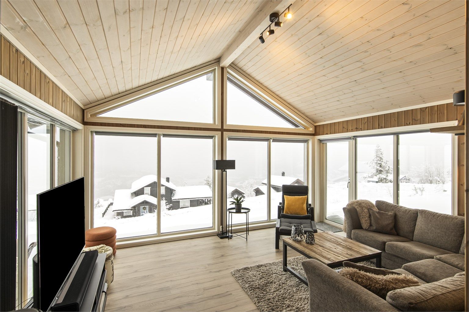 De store vindusflatene gir rommet naturlig lys