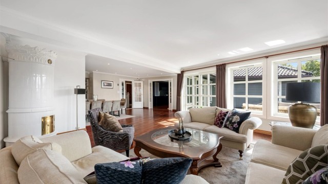 Stuen er romslig med god plass til flere sittegrupper.