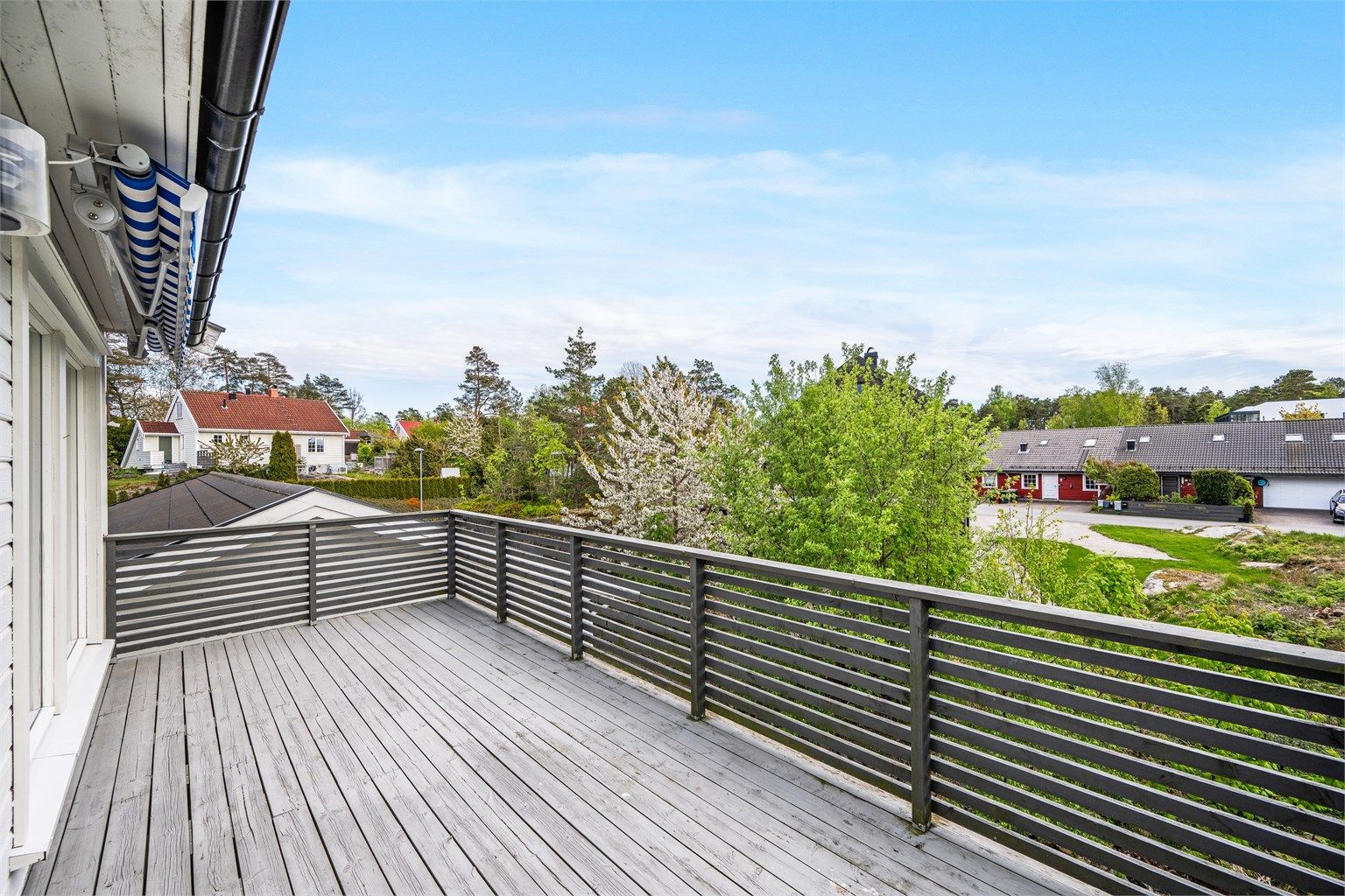 Ved inngangspartiet finnes det også en ekstra uteplass som fanger kveldssolen. 